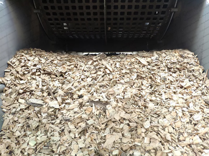 Unbalanced feedstock geometry — mixed biomass with varied sizes feeding shredder hopper