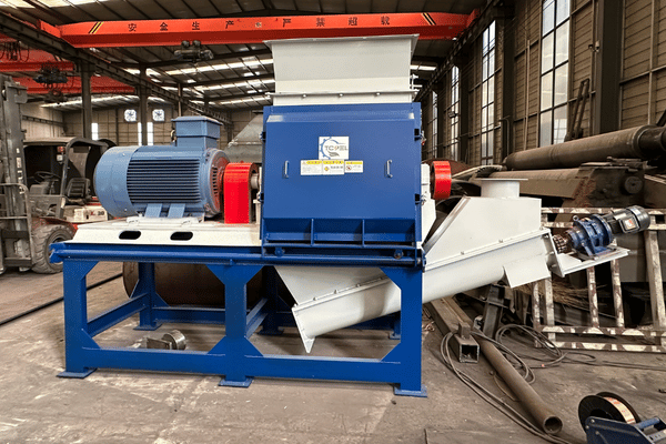 Wood hammer mill grinding