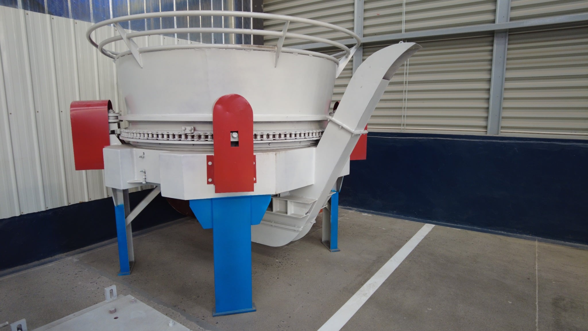 Representative upper discharge bale grinder configuration